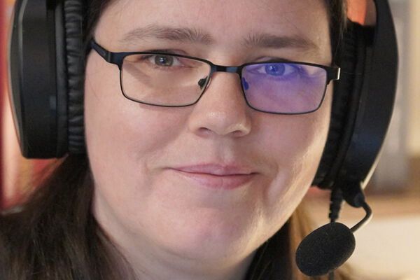 Portraitfoto von Julia Scales mit Headset