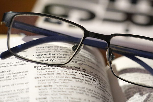 Altes Buch, aufgeschlagen, Kapitel "Vom Nutzen der Schreibkunst"